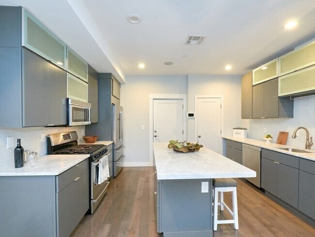 Building Photo - 186-188 Paris Street Unit 5