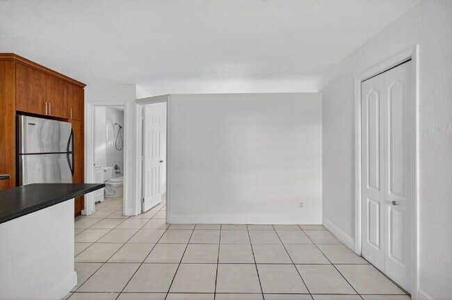 Building Photo - Bright & Modern 1-Bedroom Apartment in Prime Oakland Park Location
