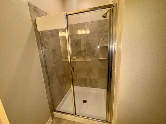 Building Photo - Fully Furnished 2/2 Luxury Storey Lake Condo near Disney with a Stunning Balcony Viiew!