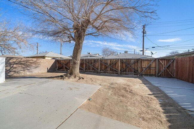 Building Photo - 44526 Cedar Ave