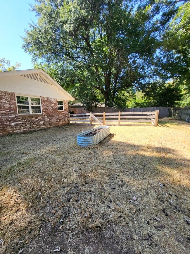 Building Photo - (4) Bed/(2) Bath + (2) Living Areas Avail ...