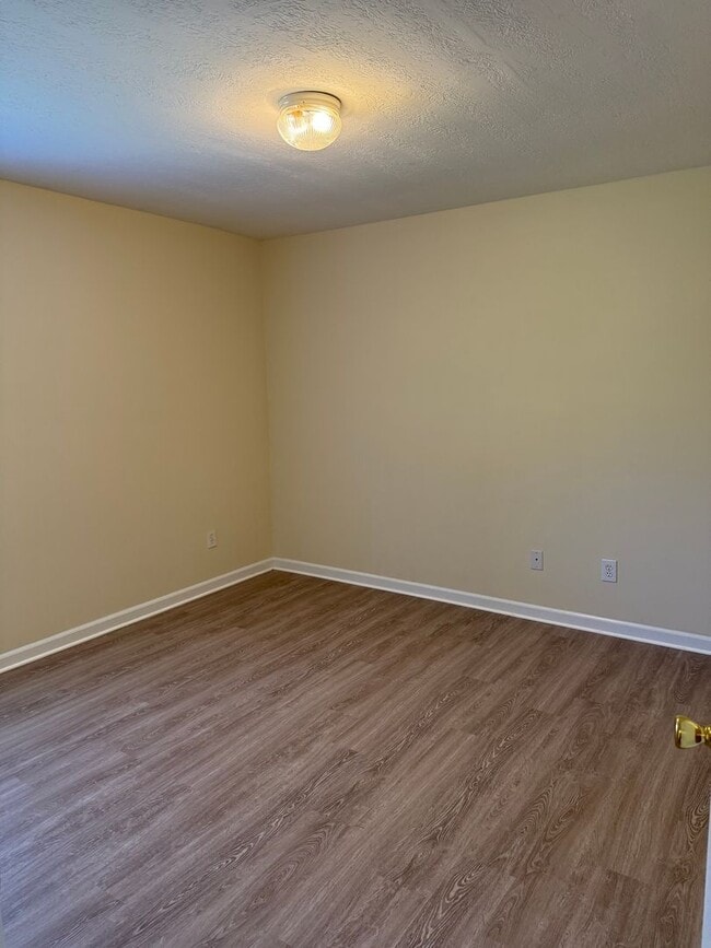 Building Photo - Updated 4 Bedroom 2.5 Bath house in conven...