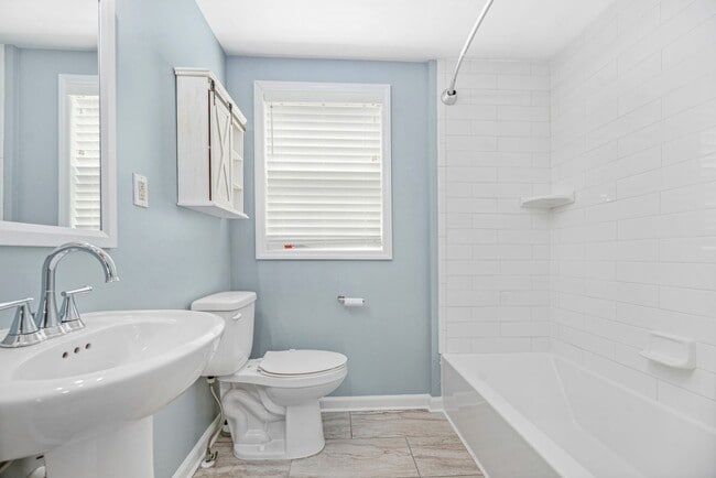 Building Photo - (Coming Soon) Renovated Home just minutes from Uptown!