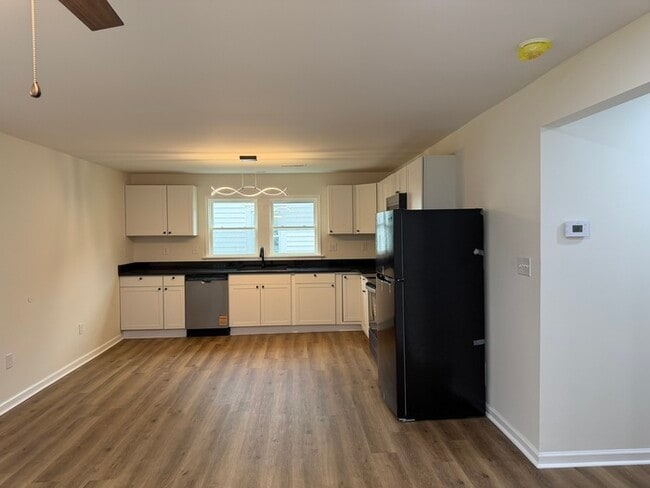 Building Photo - 3 Bed House