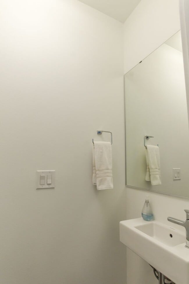 Building Photo - 3Bd/3Ba Seattle Townhouse
