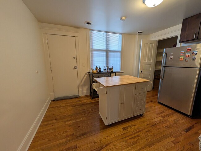 Building Photo - Wicker Park 2 BR, Prime Location, Fully Renovated