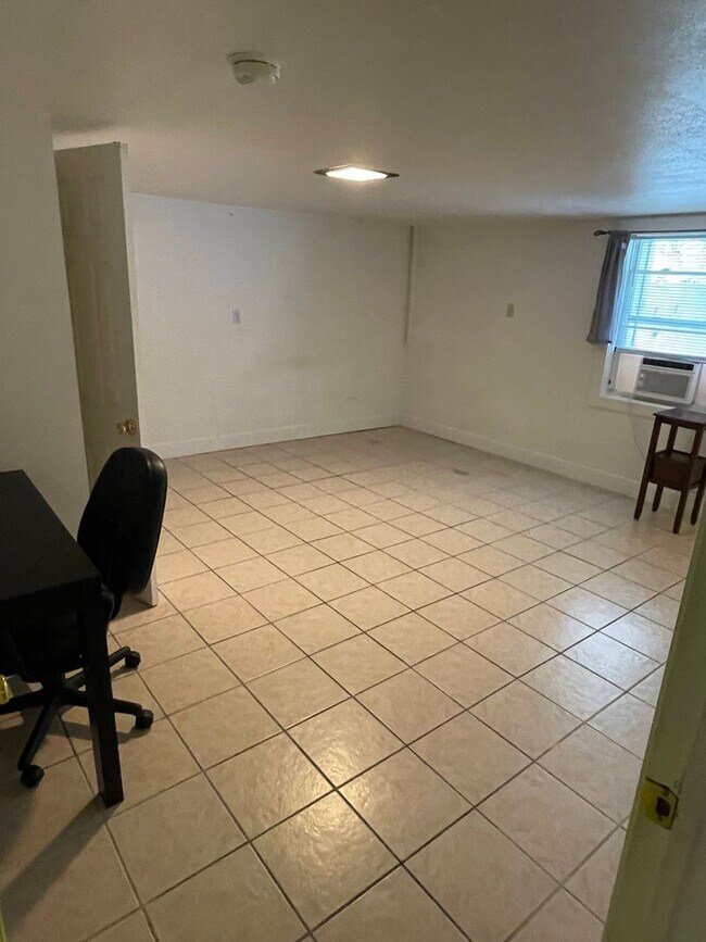 Building Photo - Partially Furnished 2BD/2BA