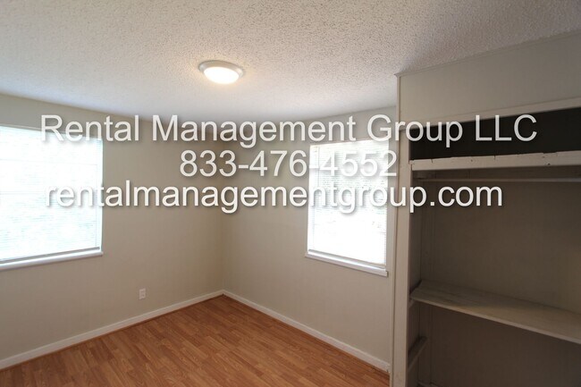 Building Photo - Corner lot with Great Curb Appeal!!