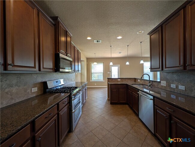Building Photo - 212 Oak Creek Way