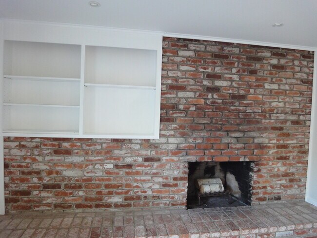 Building Photo - 3 Le Claire Ct