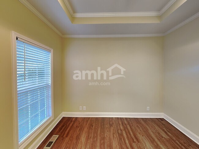 Building Photo - 2404 Adelaide Dr