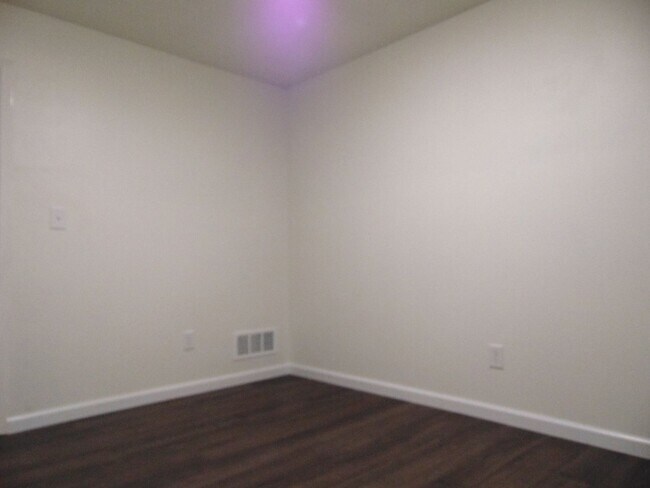 Building Photo - Newly Remodeled 4 Bed 2 Bath Duplex!