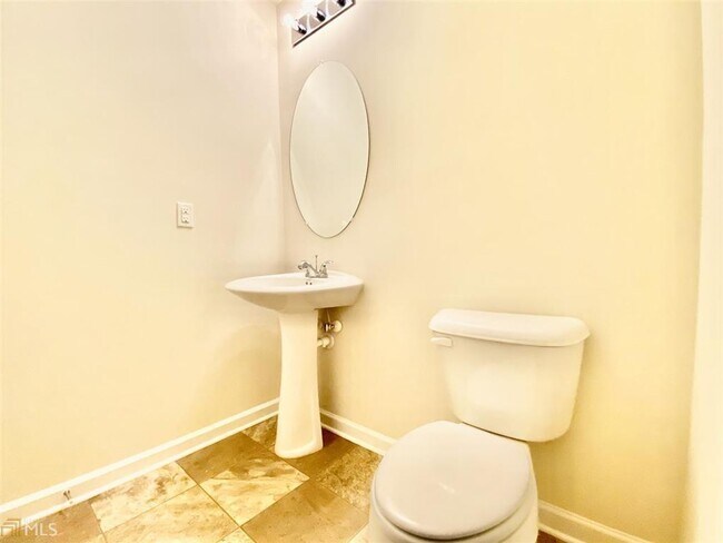 Building Photo - Wow! Like new, 3 bed, 2.5 baths, tile floo...