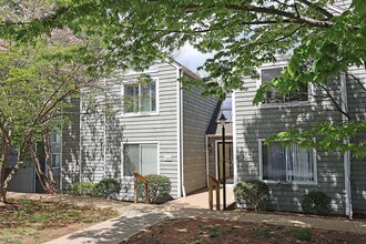 Building Photo - Move-in Ready + Pet-Friendly River Run Condo Near Pen Park
