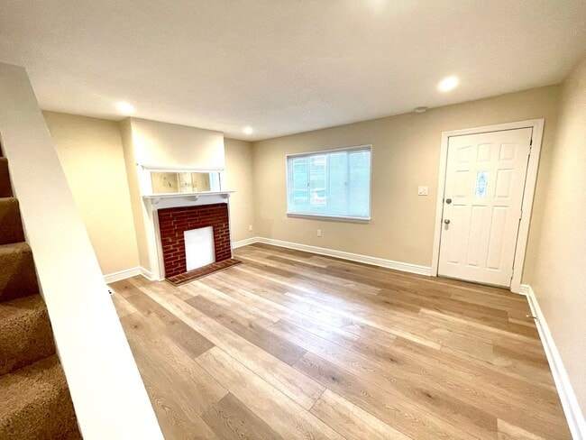 Building Photo - Large House with A/C, deck, updated kitchen, laundry, pet friendly September 1st