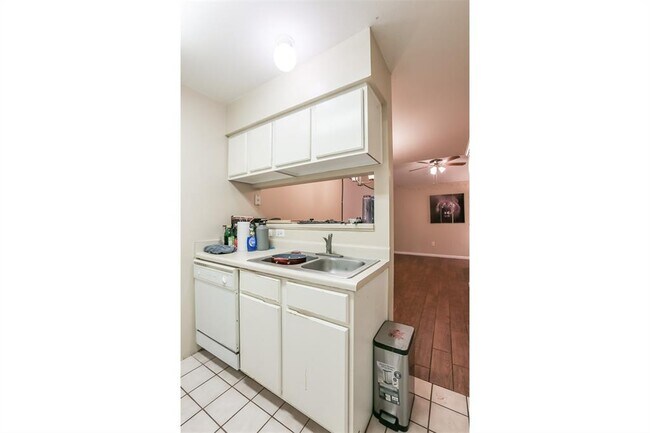 Building Photo - 501 W 26th St