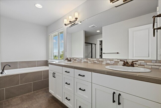 Building Photo - **Move-In Special** Stunning 4 bed, 2.5 bath home with 3 car garage & fully fenced yard!