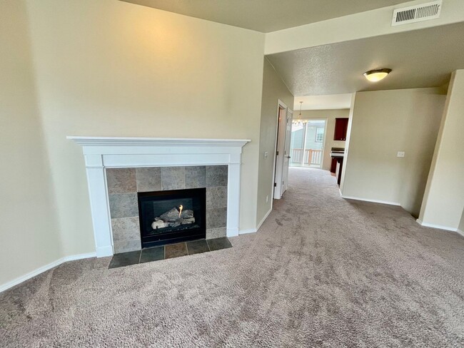 Building Photo - Well-appointed 4bd/2.5bath Hillsboro Townh...