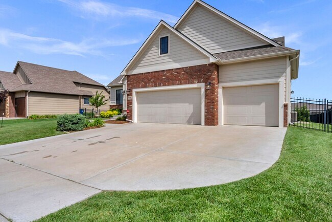 Building Photo - Luxury Home - Month-to-Month or 6-month Le...