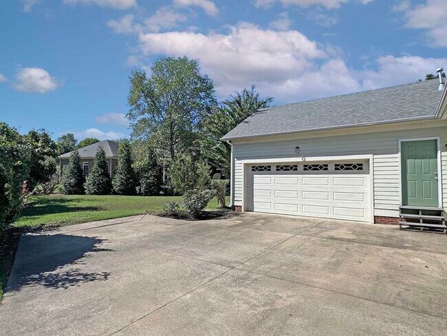 Building Photo - 702 Mt Vernon Dr