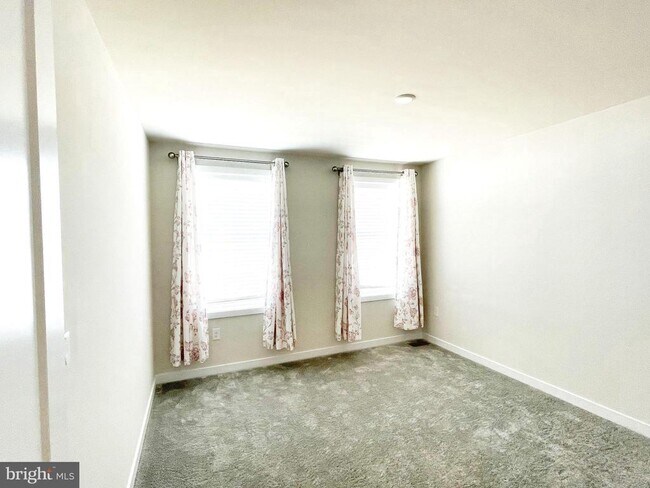 Building Photo - 224 Lilac St
