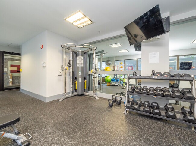 Building Photo - 300 Broad St