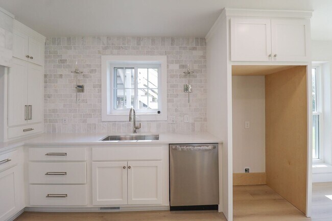 Building Photo - 4 Bed | 3 Bath on Keystone Lake!