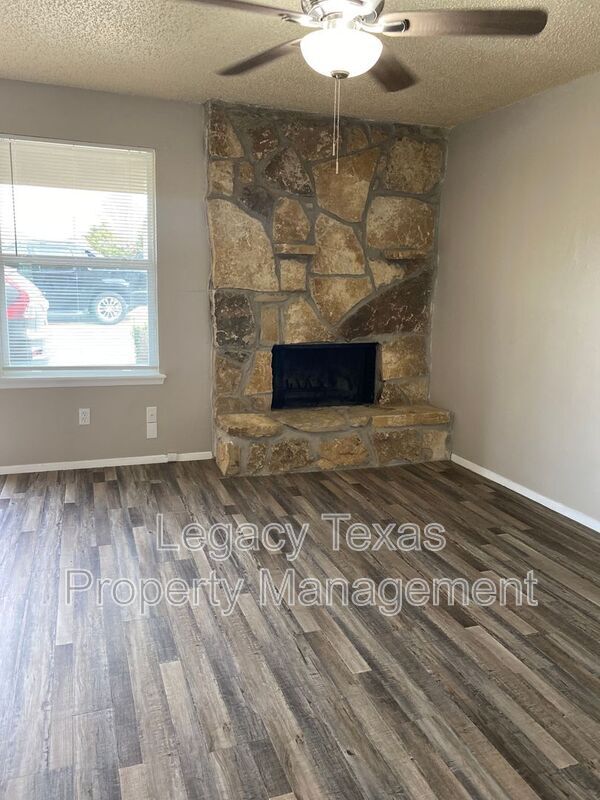 Building Photo - 1409 Courtney Pl