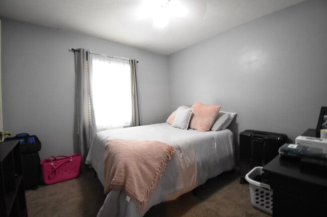 Building Photo - 3 Bedroom 2 Bath: Pets Considered