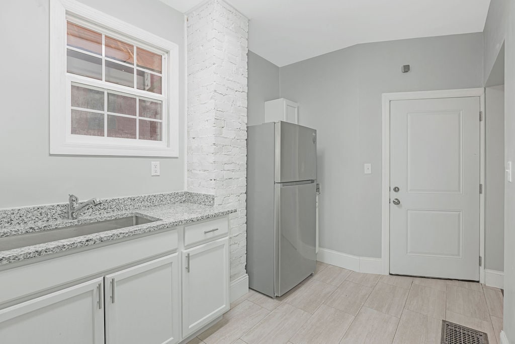 Kitchen view to entry - 5125 Carthage Ave