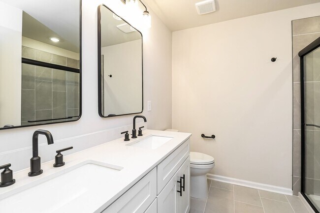 Building Photo - Beautiful 4BR 3.5BA Townhome w/ Full Appliance Kitchen Garage Parking in University
