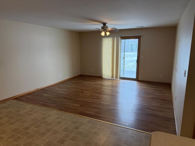 Building Photo - 433 Sarah Cir