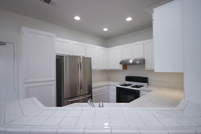 Building Photo - 1100 Rosewalk Way