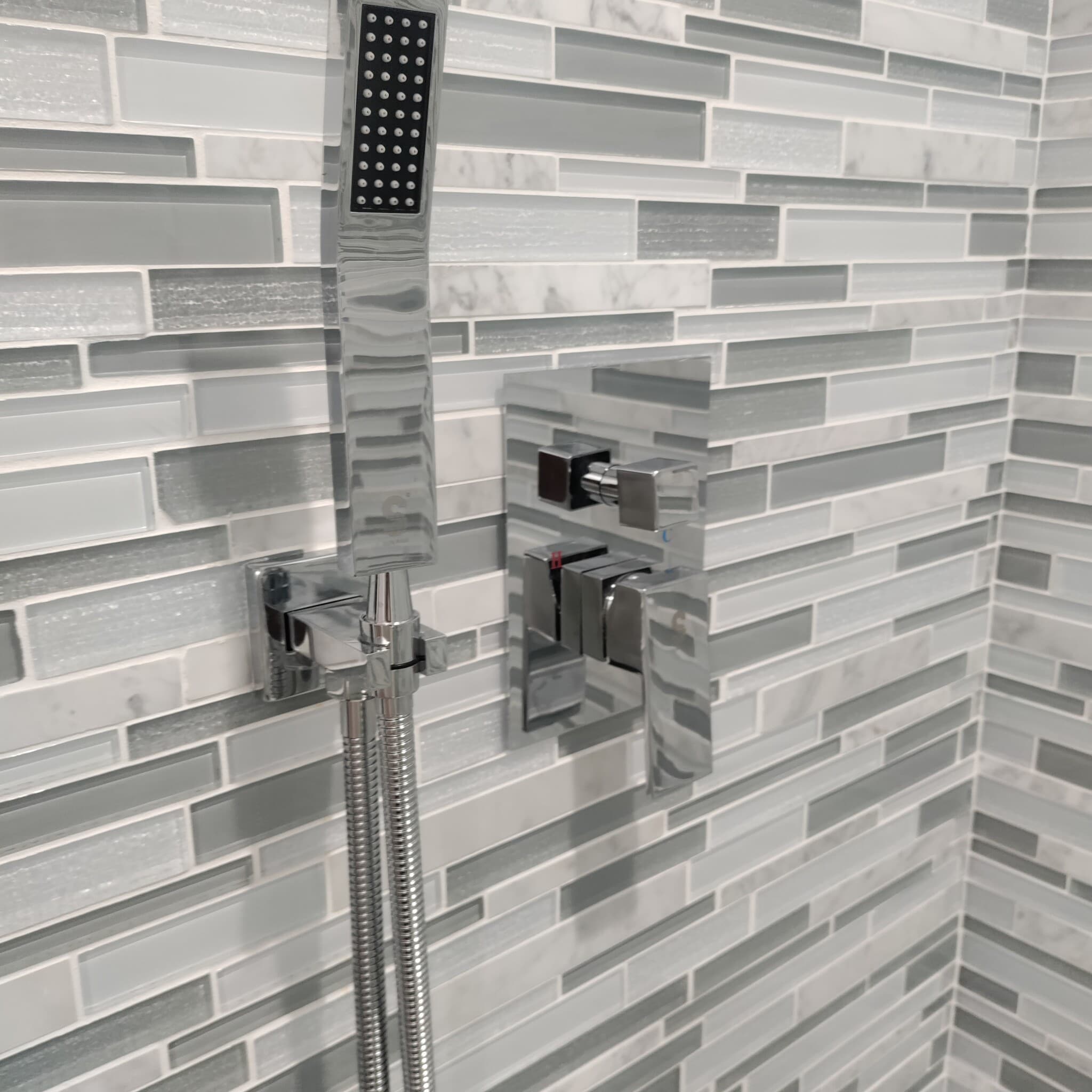 Very nice shower and big - 110 E 76th Pl
