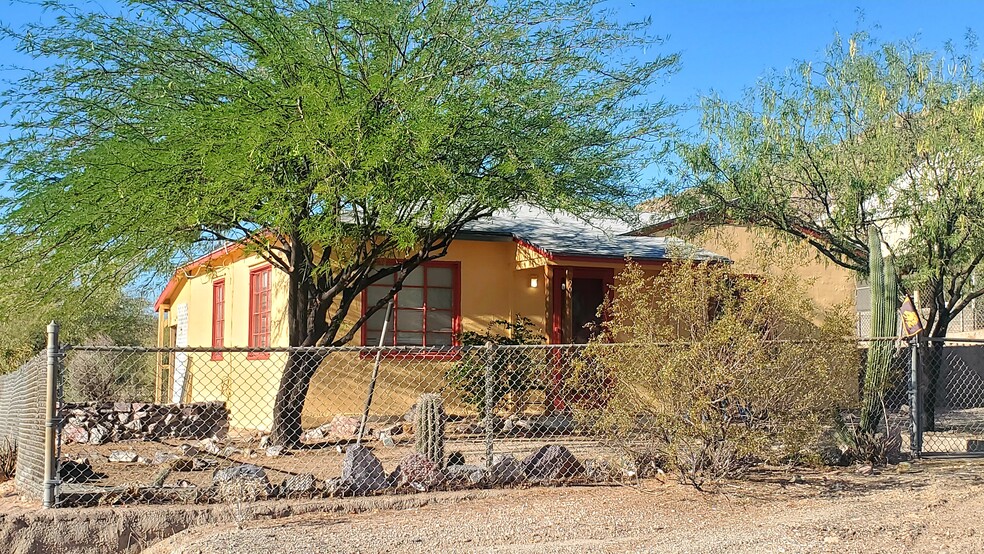 Building Photo - 901 W Esperanza Ave