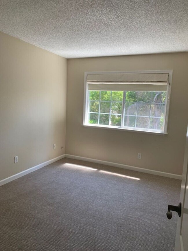 Building Photo - 1312 Jasmine Circle ~ 4 bedrooms ~ 2 baths