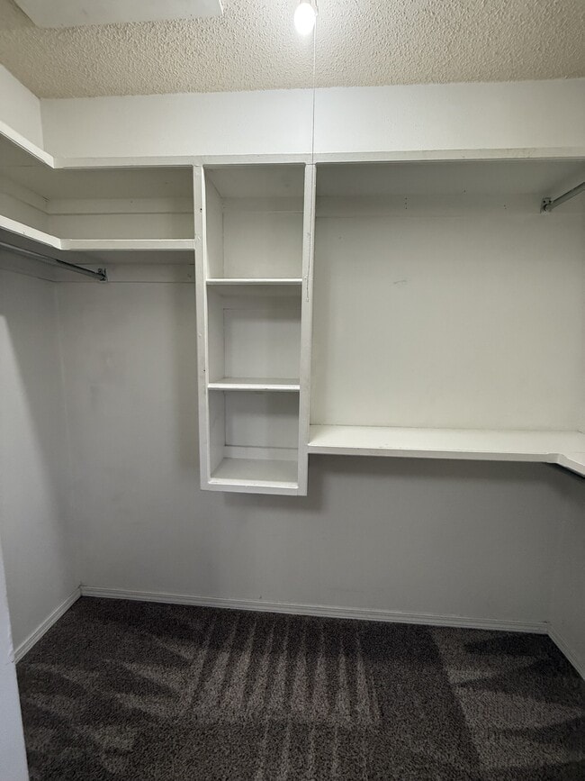 Building Photo - 2204 Post Oak Dr