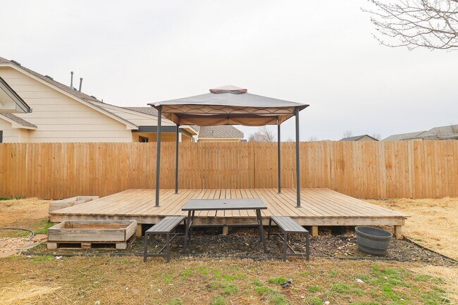 Building Photo - 3 Bed 2 Bath