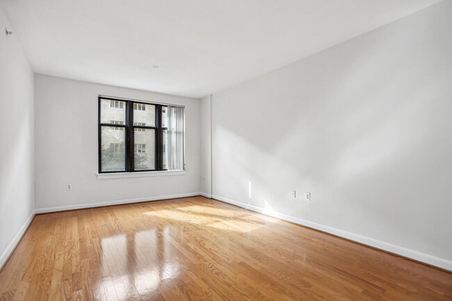 Building Photo - Luxurious 1 Bedroom/1 Bath- NW DC