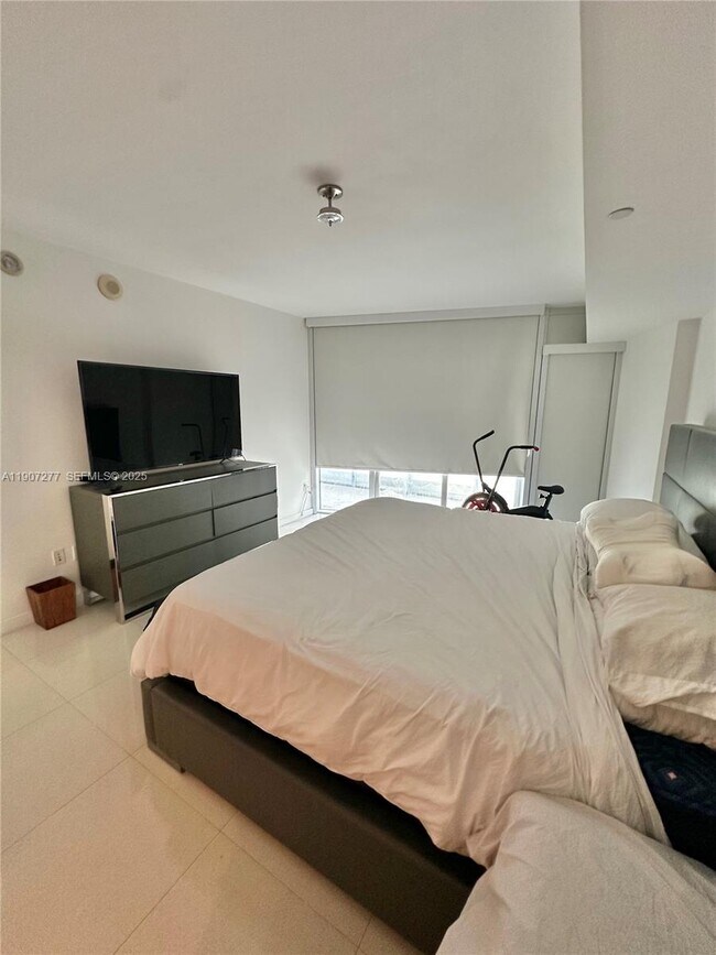 Building Photo - 495 Brickell Ave