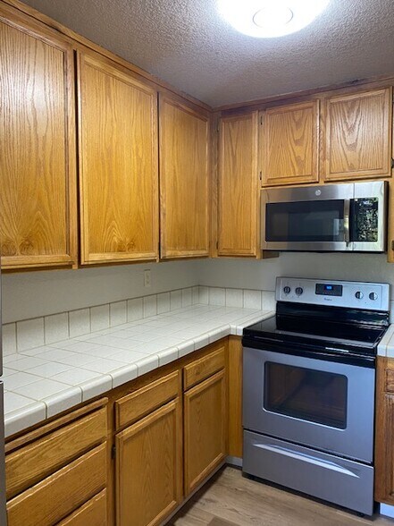 Building Photo - 1806 Woodlake Dr