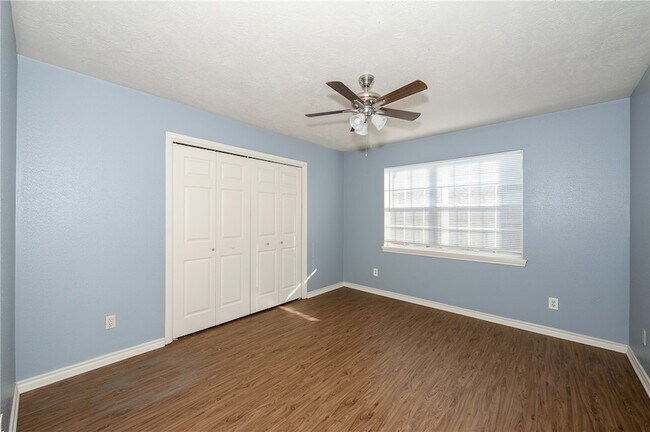 Building Photo - 1813 Sara Dr