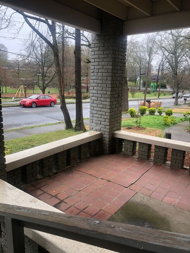 Building Photo - One bedroom one bath right on Adair Park a...