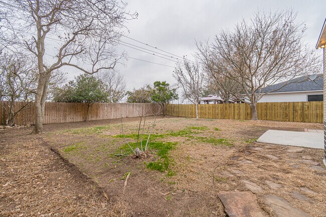 Building Photo - 137 Weeping Way