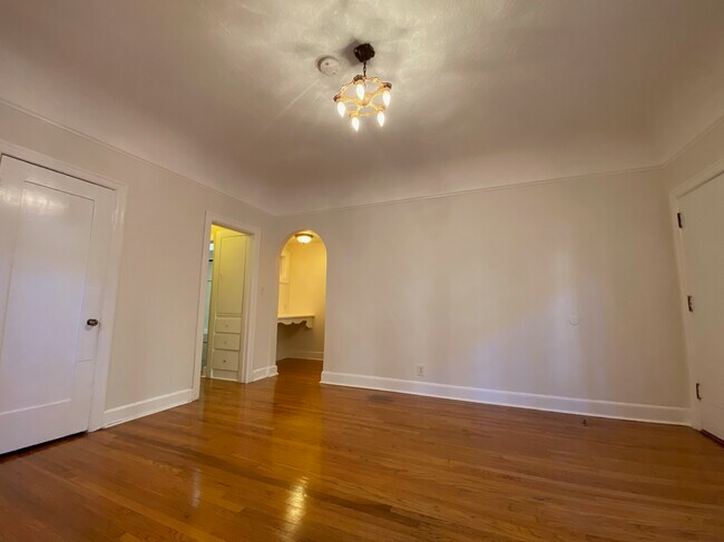Building Photo - 1622 N Serrano Ave