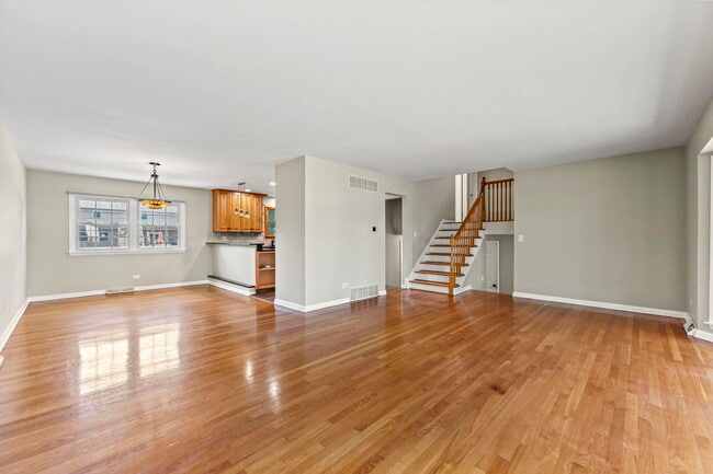Building Photo - 1105 E Alder Ln