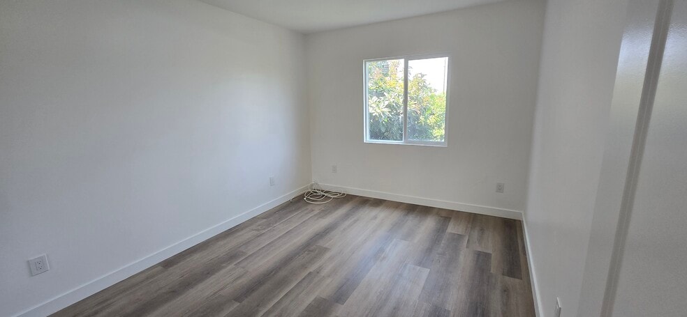 Building Photo - 833 E 92nd St