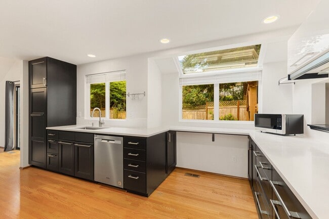 Building Photo - Spacious Education Hill Beauty