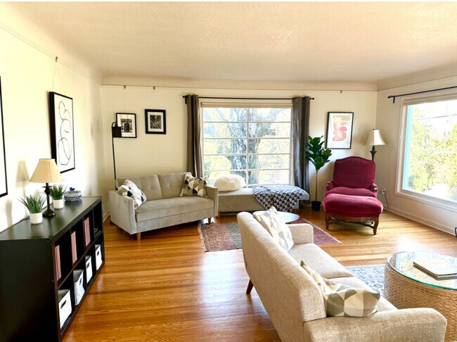 Building Photo - 605 SW Moss St