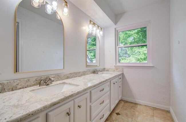Building Photo - 812 Stone Mountain Dr